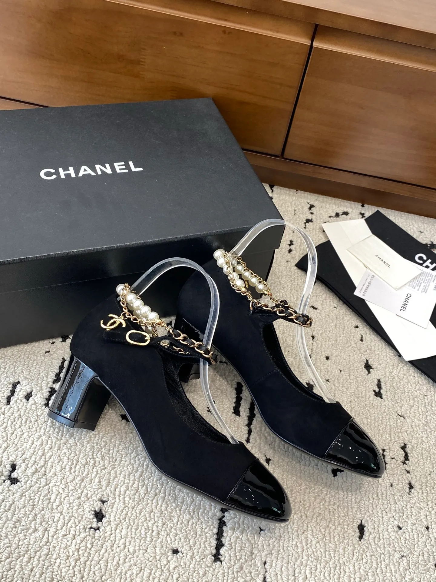 👟👟Ex-factory price 600👟👟 High version 🍀CHANEL2025 new autumn and winter model, Mary Jane leather surface Chanel Xiaoxiang C home flat classic metal chain shoes Comfortable Mary Jane shoes Catwalk haute couture customization, simple yet sweet and playful Solid color fabric is refreshing and easy to put on Buckle design shoes are more heeling Upper: Customized sheepskin Inner foot pad: sheepskin Sole: Italian genuine leather sole Size: 35-40 (40 customized, non-refundable) 👉 👉 Buy now👉 Buy now👉 Buy now👉
